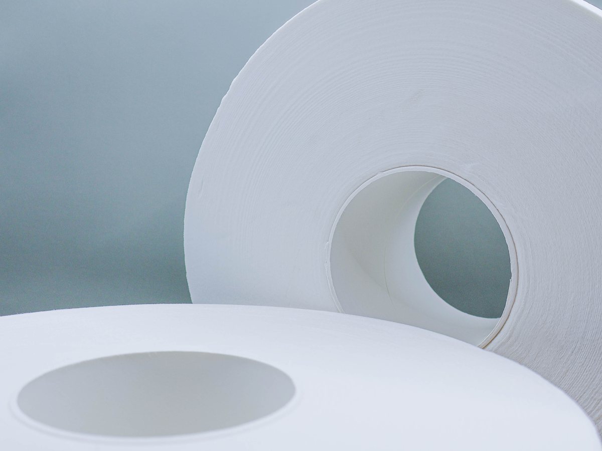 Coreless centre-pull jumbo tissue rolls